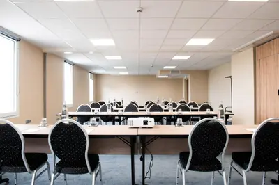 Espace de conférence ou salle de réunion dans l'établissement KOPSTER Hotel Lyon Groupama Stadium
