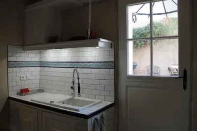 Cuisine ou kitchenette dans l'établissement l'Atelier de Saint-Just