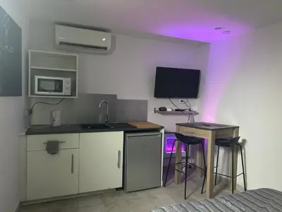 Cuisine ou kitchenette dans l'établissement Le Studio de Lucie