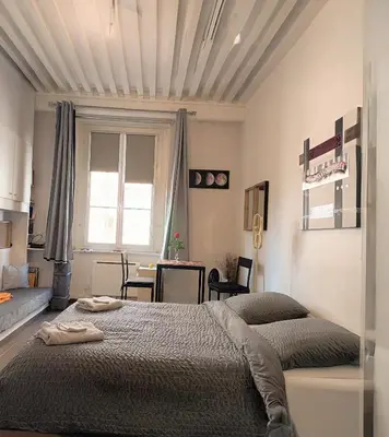 Un ou plusieurs lits dans un hébergement de l'établissement Charming studio Bellecour quiet ideal situation