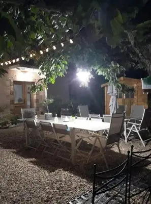 Jardin de l'établissement La Maison des Vignes - Convivialité détente et art de vivre au cœur du Beaujolais