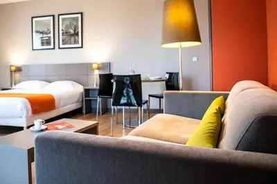 Coin salon dans l'établissement Adonis Lyon Dock Ouest