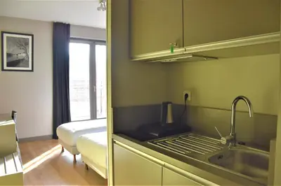 Cuisine ou kitchenette dans l'établissement Adonis Lyon Dock Ouest