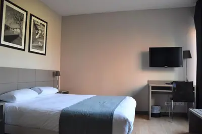 Télévision ou salle de divertissement dans l'établissement Adonis Lyon Dock Ouest