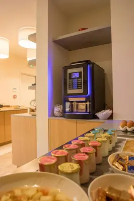 Cuisine ou kitchenette dans l'établissement Kyriad Villefranche Sur Saone Porte du Beaujolais -Rénové-