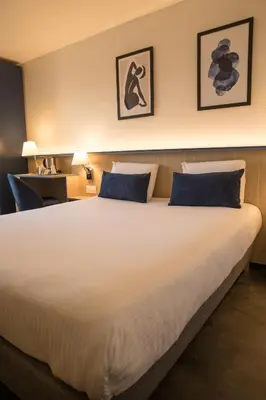 Un ou plusieurs lits dans un hébergement de l'établissement Kyriad Villefranche Sur Saone Porte du Beaujolais -Rénové-