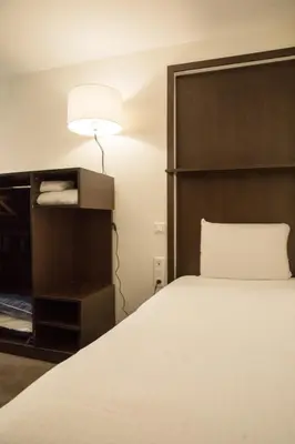 Un ou plusieurs lits dans un hébergement de l'établissement Kyriad Villefranche Sur Saone Porte du Beaujolais -Rénové-