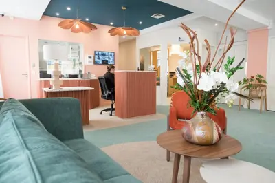 Coin salon dans l'établissement Kyriad Villefranche Sur Saone Porte du Beaujolais -Rénové-