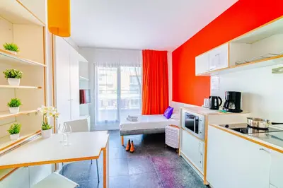 Cuisine ou kitchenette dans l'établissement Residence Montempo Appart'Hôtel Lyon Cite Internationale