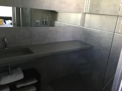 Salle de bains dans l'établissement Le B Complexe Hôtel