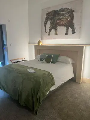 Un ou plusieurs lits dans un hébergement de l'établissement Le B Complexe Hôtel
