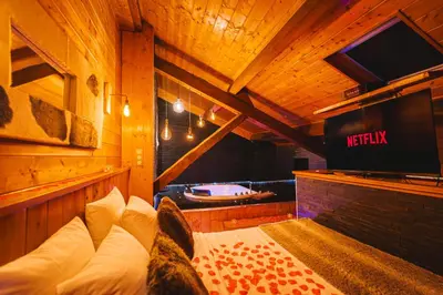 Télévision ou salle de divertissement dans l'établissement Le Chalet Loft and Spa