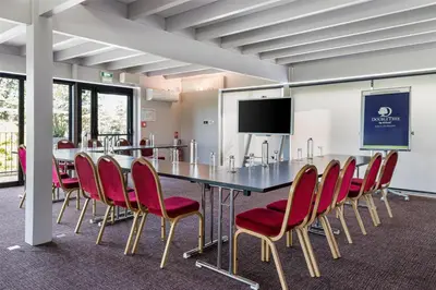 Télévision ou salle de divertissement dans l'établissement DoubleTree by Hilton Lyon Eurexpo & Spa