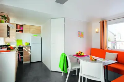 Cuisine ou kitchenette dans l'établissement Paradis Des Dombes