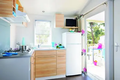 Cuisine ou kitchenette dans l'établissement Paradis Des Dombes