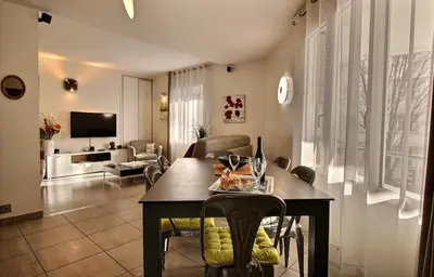 Télévision ou salle de divertissement dans l'établissement Lyon Superbe Appartement Parc Tête d'Or 95 M2 Clim Parking