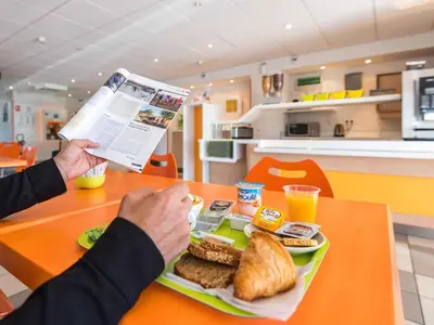 Cuisine ou kitchenette dans l'établissement ibis budget Amberieu en Bugey/Chateau Gaillard A42