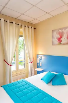 Un ou plusieurs lits dans un hébergement de l'établissement Logis Hôtel La Commanderie de Champarey