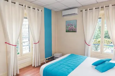 Un ou plusieurs lits dans un hébergement de l'établissement Logis Hôtel La Commanderie de Champarey