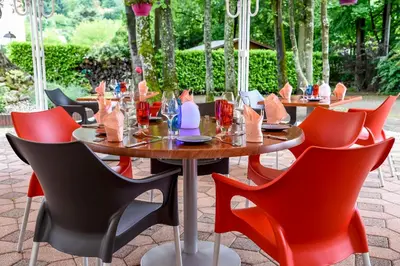 Jardin de l'établissement Logis Hôtel La Commanderie de Champarey