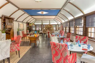 Restaurant ou autre lieu de restauration dans l'établissement Logis Hôtel La Commanderie de Champarey