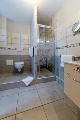 Salle de bains dans l'établissement Logis Hôtel La Commanderie de Champarey