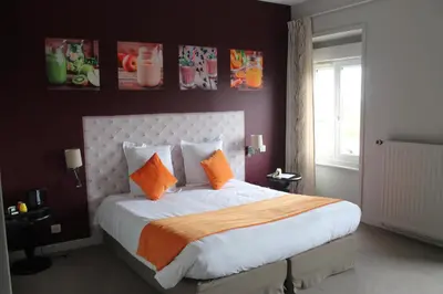 Un ou plusieurs lits dans un hébergement de l'établissement Logis Hôtel Le Tisseur des Saveurs