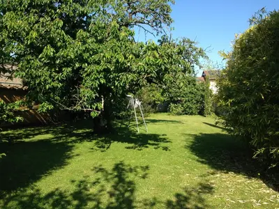 Jardin de l'établissement B&B Insolite entre Lyon et aéroport