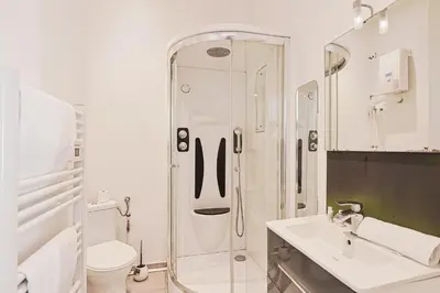 Salle de bains dans l'établissement LES BULLES DE MONA - Zen - Spa - Clim