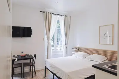 Télévision ou salle de divertissement dans l'établissement LES BULLES DE MONA - Zen - Spa - Clim