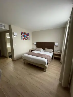 Un ou plusieurs lits dans un hébergement de l'établissement Hôtel des Barolles - Lyon Sud Brignais