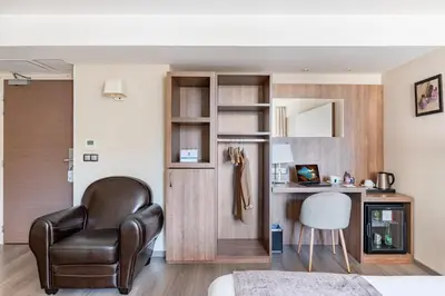Cuisine ou kitchenette dans l'établissement Hôtel des Barolles - Lyon Sud Brignais