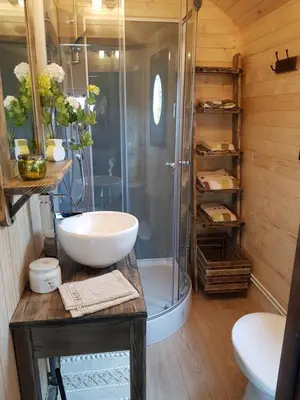 Salle de bains dans l'établissement La Roulotte de Chiroubles