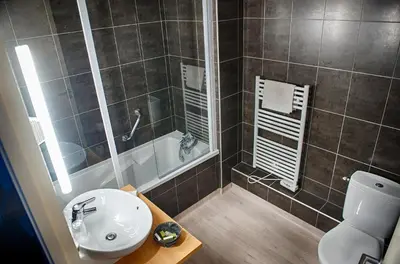 Salle de bains dans l'établissement Logis Hôtel Le Bellevue
