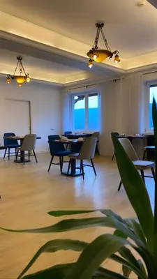 Coin salon dans l'établissement Logis Hôtel Le Bellevue