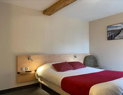 Un ou plusieurs lits dans un hébergement de l'établissement Logis Hôtel Le Bellevue