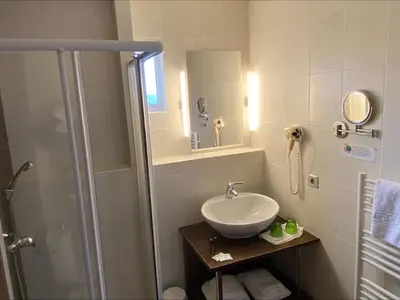 Salle de bains dans l'établissement Logis Hôtel Le Bellevue