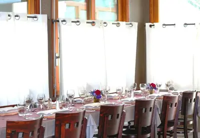 Restaurant ou autre lieu de restauration dans l'établissement Domaine de Sainte-Croix