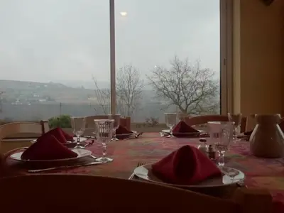 Vue générale sur la montagne ou vue sur la montagne depuis la maison d'hôtes