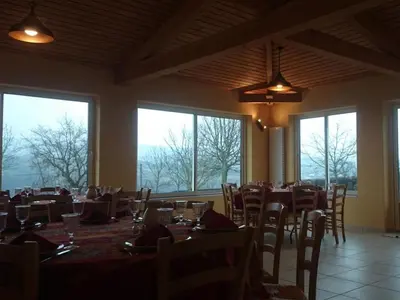 Restaurant ou autre lieu de restauration dans l'établissement La Ferme Du Chapi