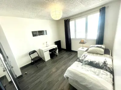 Un ou plusieurs lits dans un hébergement de l'établissement Belle chambre privée en colocation G