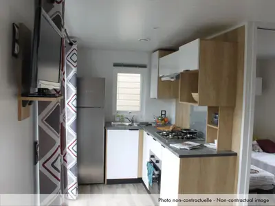 Cuisine ou kitchenette dans l'établissement Camping Officiel Siblu Les Rives de Condrieu