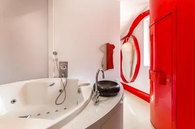 Salle de bains dans l'établissement Le secret des Templiers avec balnéo AIL