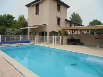 Piscine de l'établissement Gites de Frans ou située à proximité