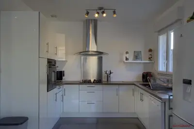 Cuisine ou kitchenette dans l'établissement MONTALIEU SEJOUR 2 Maisons, Les tulipes ou Les Bambous