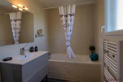 Salle de bains dans l'établissement MONTALIEU SEJOUR 2 Maisons, Les tulipes ou Les Bambous