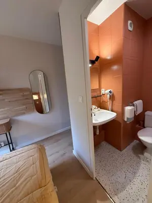 Salle de bains dans l'établissement Logis Hôtel La Cascade - Lyon Nord