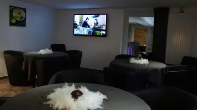 Télévision ou salle de divertissement dans l'établissement La Source