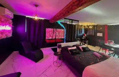 Un ou plusieurs lits dans un hébergement de l'établissement Sweet Dreams Jacuzzi