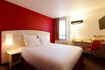 Un ou plusieurs lits dans un hébergement de l'établissement Kyriad Lyon Sud - Saint Genis Laval